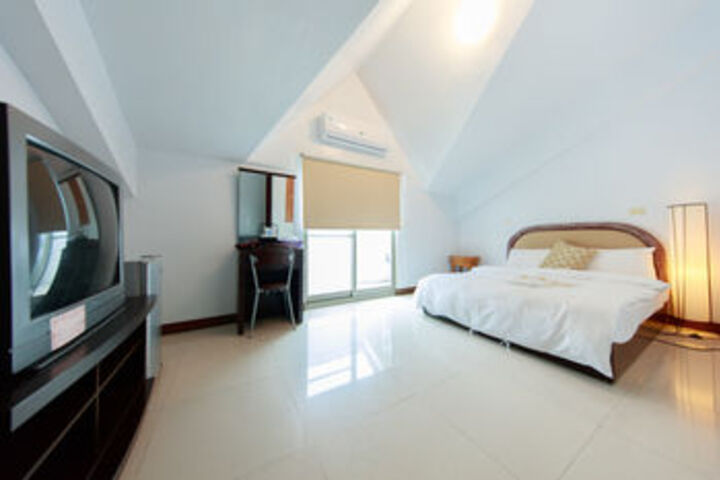 Room 8 of 18