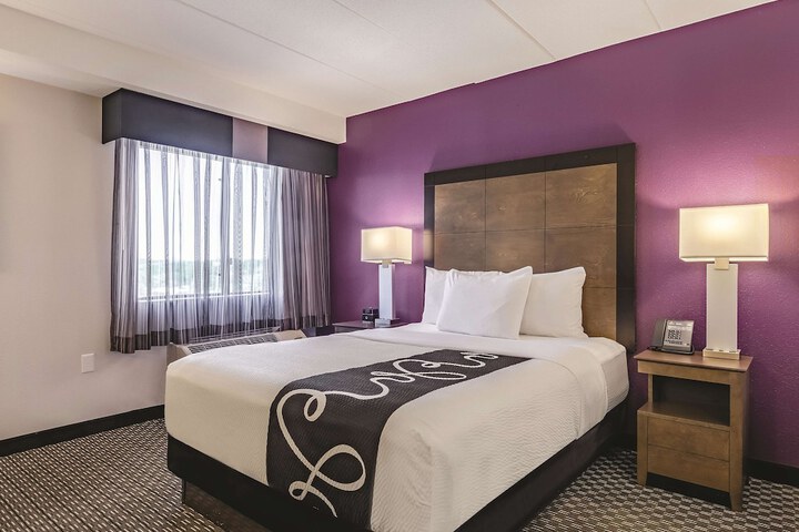 1 Queen Bed Mobility Hearing Impaired Accessible Room (8 of 17)