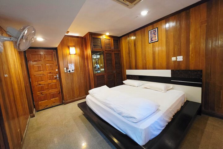 Room 52 of 181