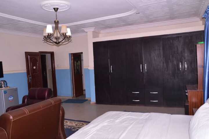 Room 12 of 18