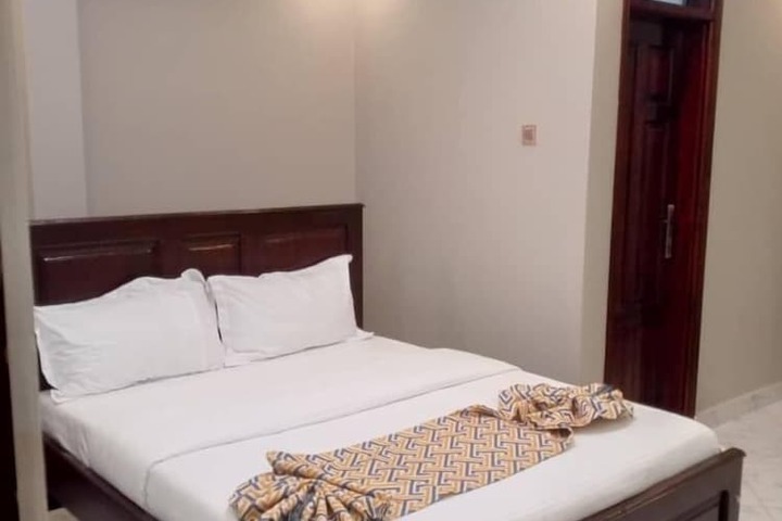 Room 6 of 13