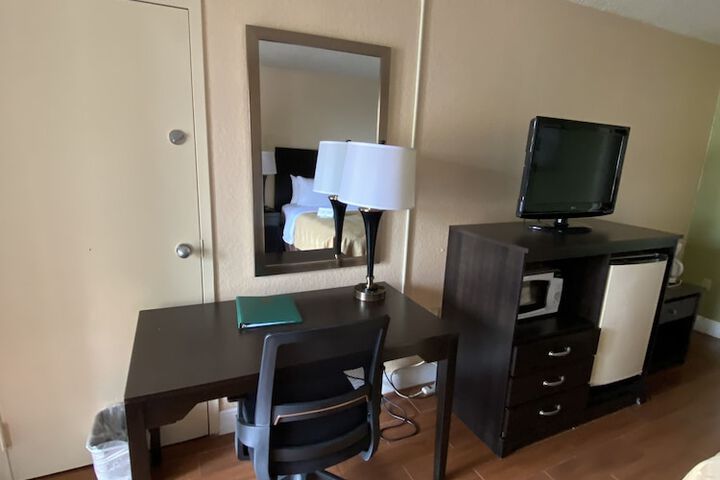 Business King Bed (2 of 7)
