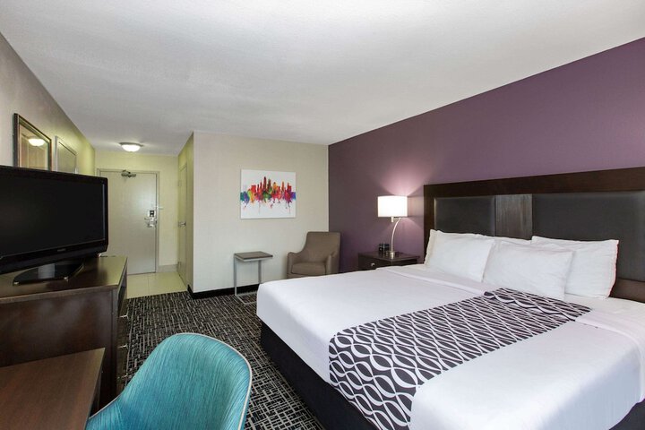 1 King Bed Deluxe Executive Room (6 of 14)