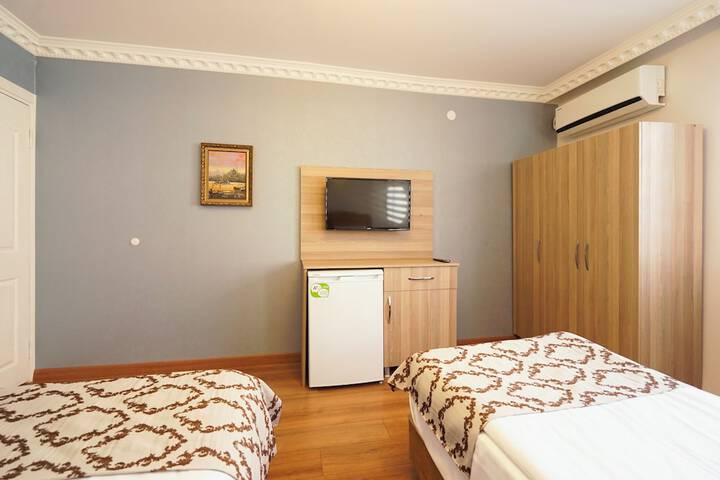 Room 4 of 25