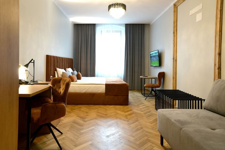 Room 9 of 48