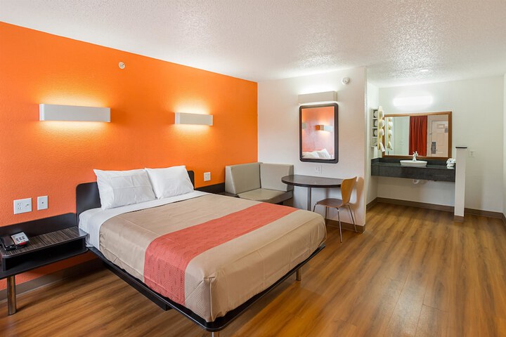 1 Queen Bed (8 of 11)