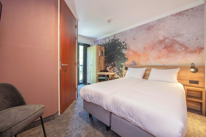 Room 3 of 42