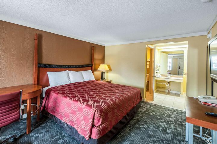 1 King Bed (7 of 8)