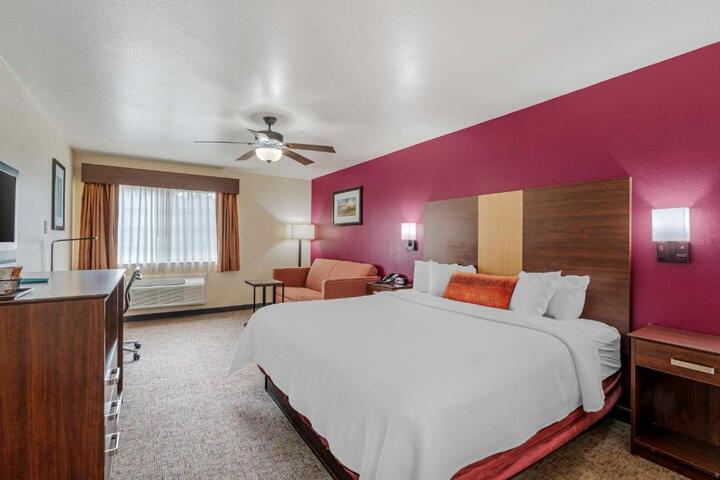 1 King Bed Sofa Bed Microwave and Refrigerator WiFi Full Breakfast (9 of 11)