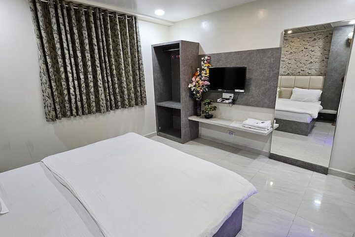 Room 2 of 36