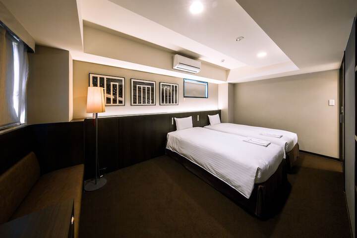 Room 9 of 35