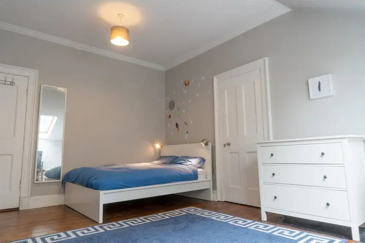 Room 4 of 12