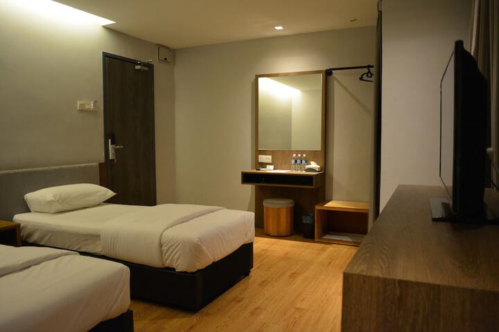 Room 5 of 33