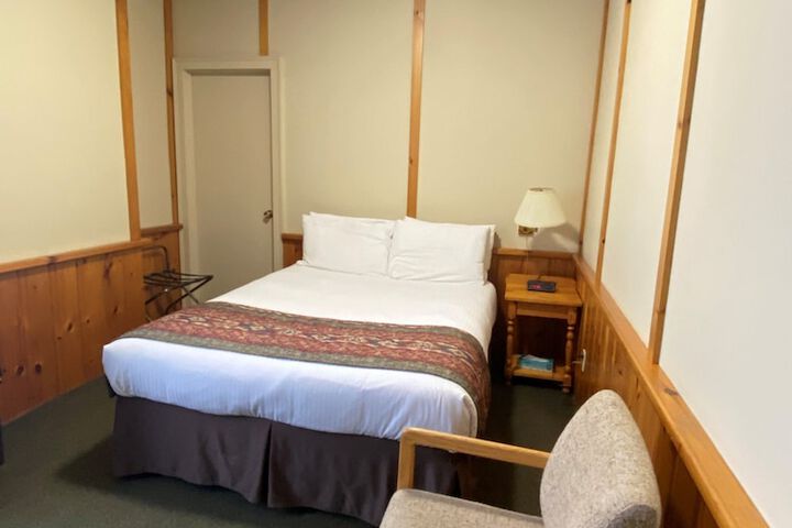 Room 17 of 33