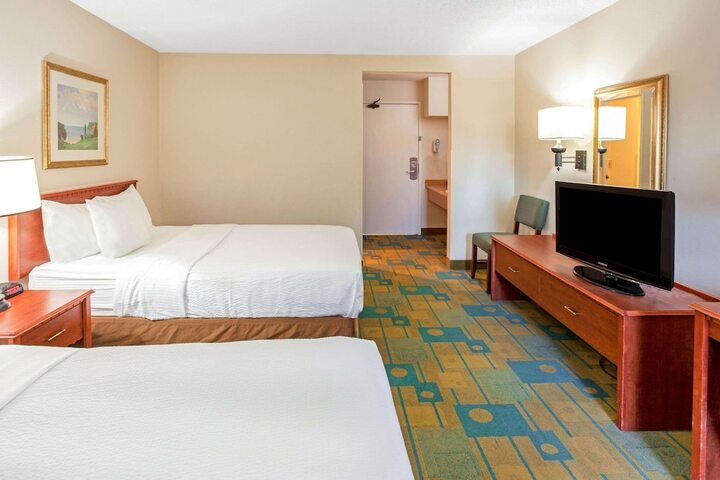 2 Double Beds Deluxe Room (1 of 11)