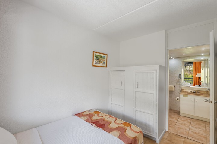 Room 4 of 36