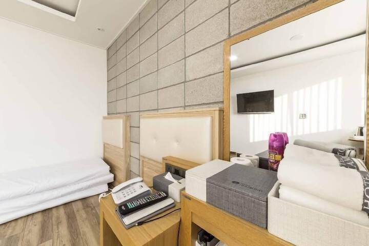 Room 17 of 29