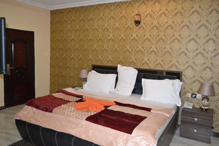 Room 17 of 27
