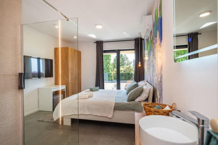 Room 2 of 16