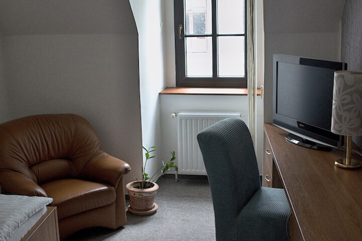 Room 3 of 38