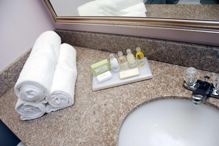 2 Queen Beds Upstairs Microwave and Refrigerator in Room Safe Full Breakfast (2 of 9)