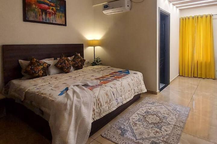 Room 5 of 9
