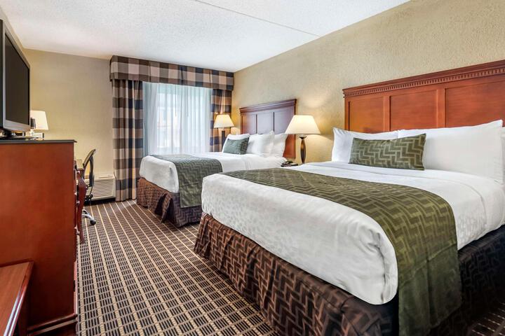 2 Queen Beds Refrigerator WiFi Full Breakfast (20 of 22)