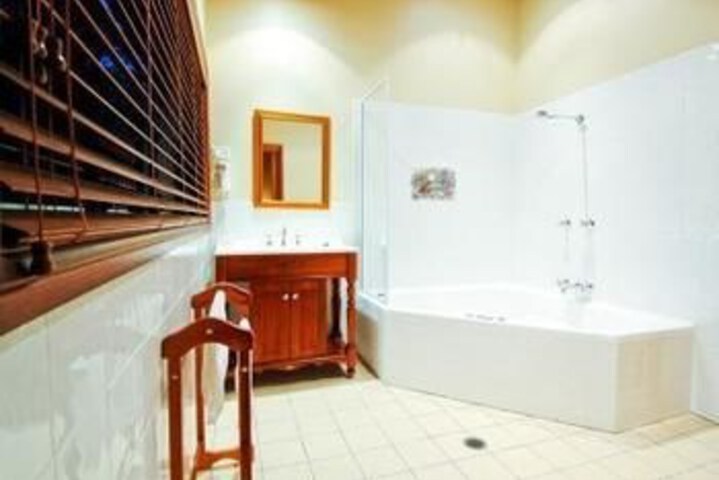 Room 2 of 8