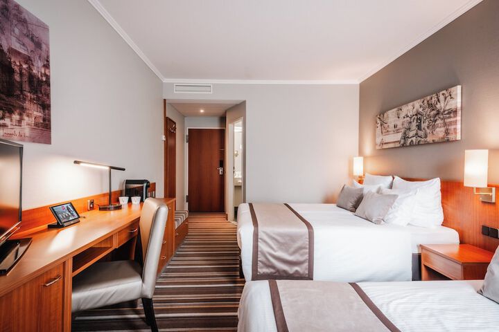Room 15 of 42