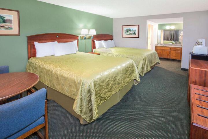 1 Queen Bed (10 of 10)