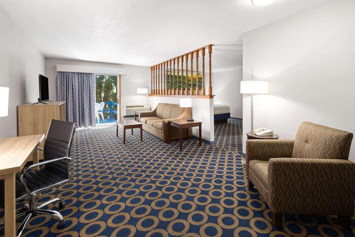 1 King Bed (4 of 13)