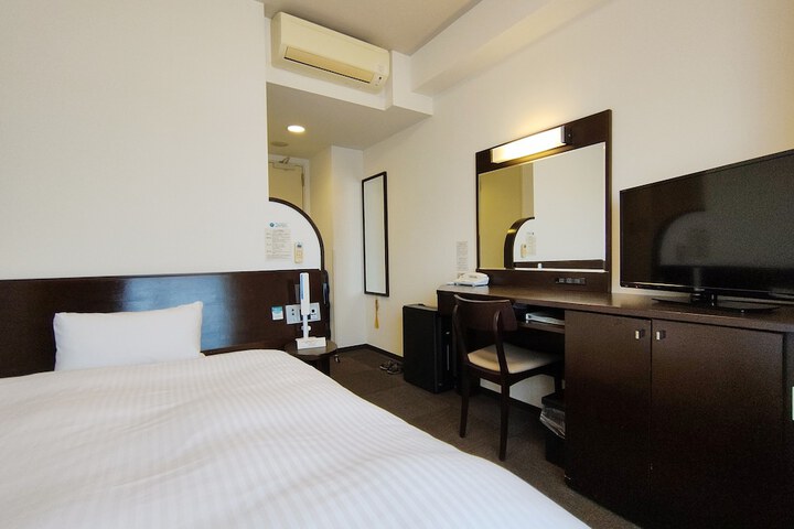Room 17 of 37