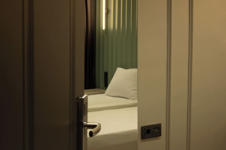 Room 6 of 27