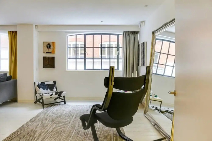 Image of Luxury 2-bed 2-bath Loft-style Flat in Covent Gdn