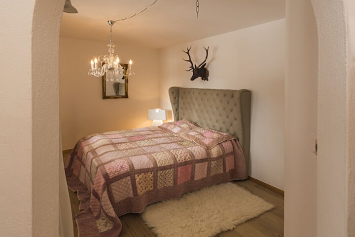 Room 2 of 33