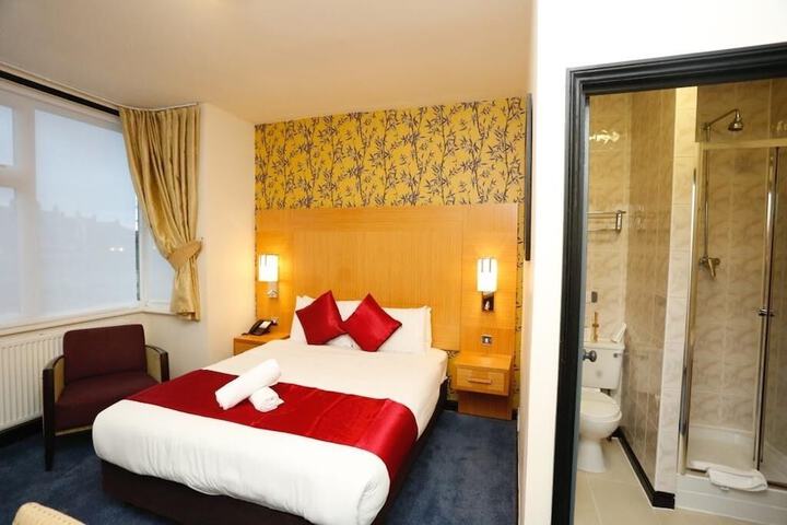 Room 8 of 33