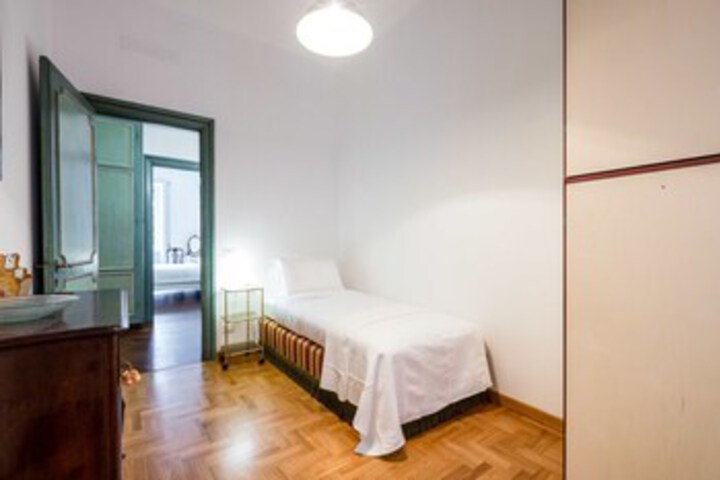 Room 6 of 24