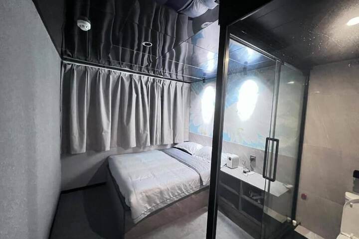 Room 4 of 10