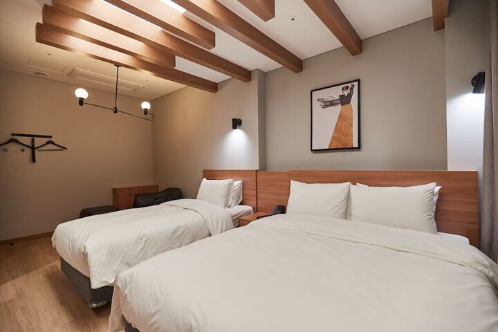 Room 9 of 35
