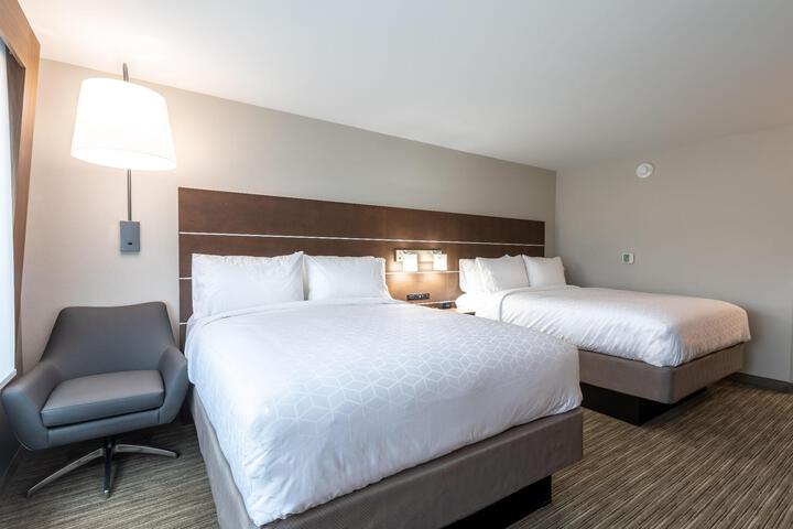 2 Queen Beds (5 of 9)