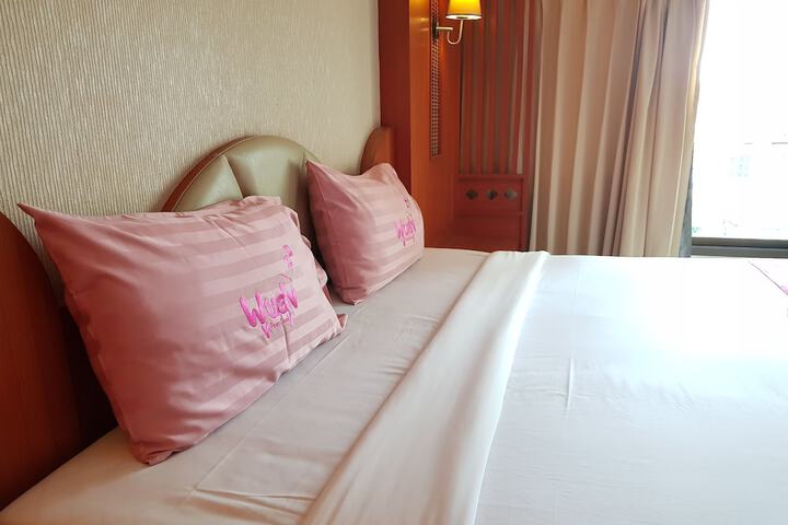Room 8 of 83