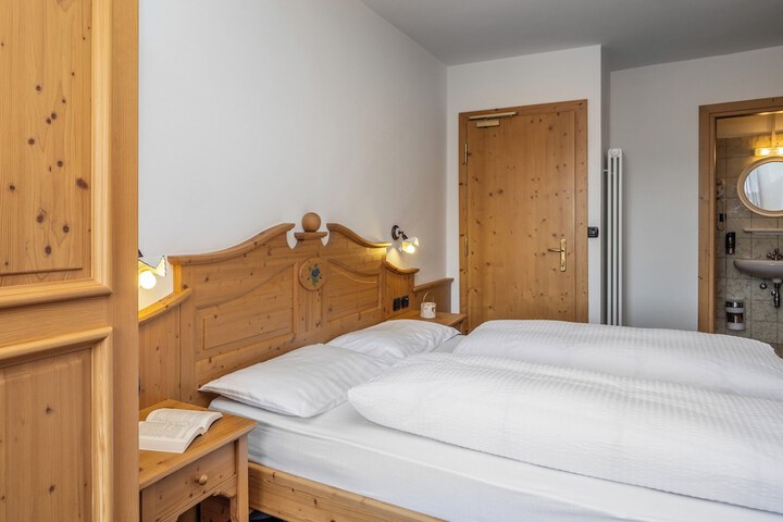 Room 43 of 154
