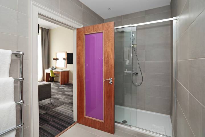 Room 32 of 43