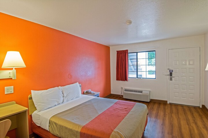 1 Queen Bed (8 of 9)