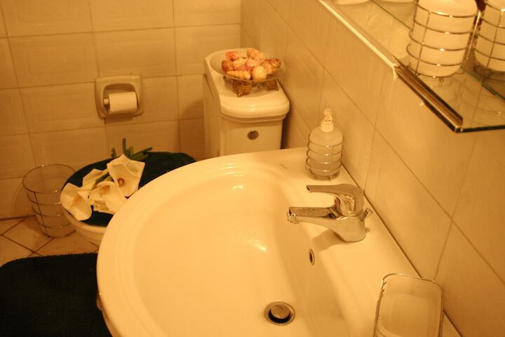 Room 5 of 16