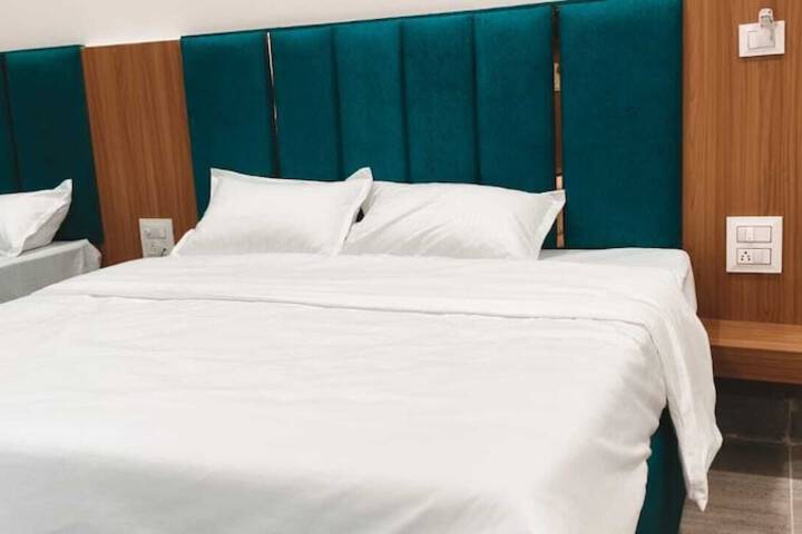 Room 7 of 12