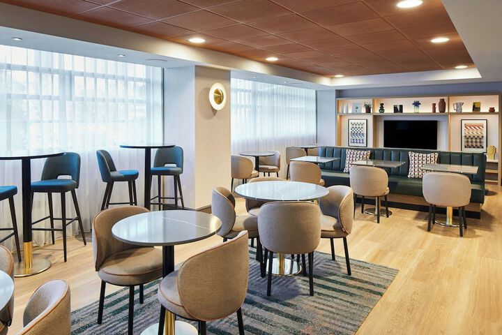 Lounge 54 of 82