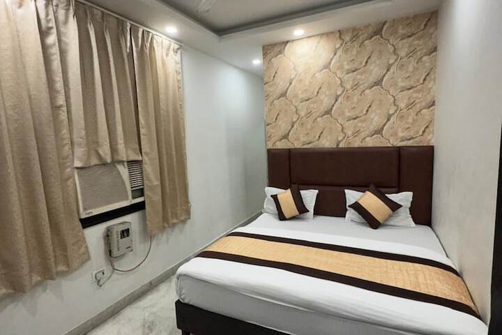 Room 5 of 12