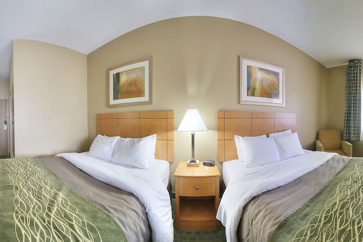 Queen Bed Accessible (4 of 15)