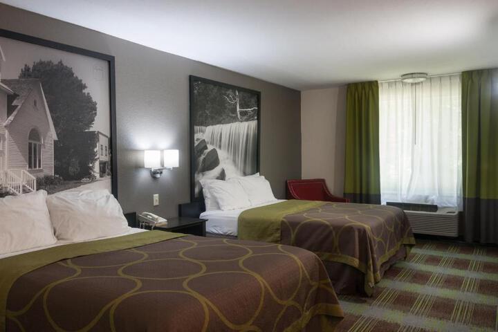2 Queen Beds (2 of 7)